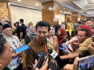 Emil Dardak Tegaskan Pembakaran Sampah Plastik Pabrik Tahu Langgar Aturan