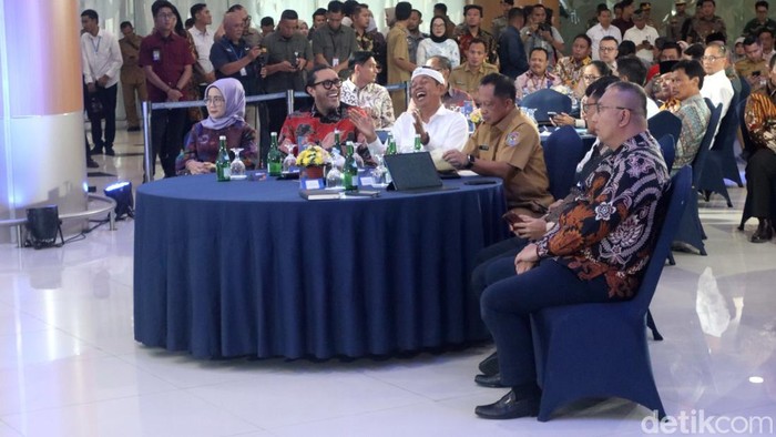 Wakil Ketua DPRD Jabar Ono Surono dan Gubernur Jabar Dedi Mulyad di detikcom Regional Summit 2025