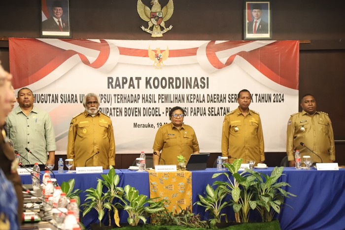 Wakil Menteri Dalam Negeri (Wamendagri) Ribka Haluk saat memimpin Rapat Koordinasi PSU Kabupaten Boven Digoel yang digelar di Swiss-Belhotel Merauke, Papua Selatan, Senin (19/5/2025).