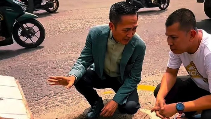 Wali Kota Palembang Ratu Dewa meninjau tugu Gembira di Simpang Lemabang Palembang yang nyaris roboh