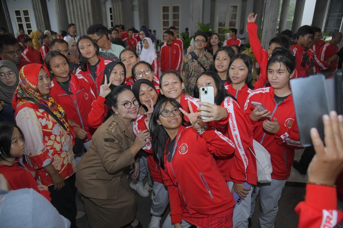 Wali Kota Semarang Agustina Wilujeng Pramestuti melepas 445 kontingen Kota Semarang yang akan berlaga dalam Pekan Olah raga Pelajar Daerah (POPDA) Jawa Tengah 2025