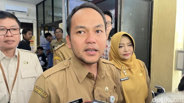Wali Kota Solo, Respati Ahmad Ardianto ditemui di Dinas Ketenagakerjaan Solo, Senin (19/5/2025)