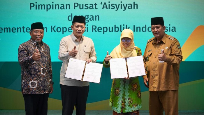 Wamenkop Ferry Juliantono menggandeng PP Aisyiyah dengan melakukan penandatanganan MoU tentang penguatan dan pengembangan koperasi.
