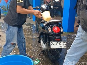 Protes Air Mampet Sebulan Bikin Warga Cuci Motor di Kantor PDAM Mamuju