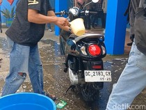 Protes Air Mampet Sebulan Bikin Warga Cuci Motor di Kantor PDAM Mamuju