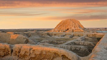 Kota kuno Ashur (Qalat Sherqat) terletak di Sungai Tigris di Mesopotamia utara di zona geo-ekologis tertentu, di perbatasan antara pertanian tadah hujan dan pertanian irigasi. Kota ini berdiri sejak milenium ke-3 SM. Dari abad ke-14 hingga abad ke-9 SM, kota ini merupakan ibu kota pertama Kekaisaran Asyur, negara-kota dan platform perdagangan yang penting secara internasional. Kota ini juga berfungsi sebagai ibu kota keagamaan bangsa Asyur, yang dikaitkan dengan dewa Asyur. Kota ini dihancurkan oleh bangsa Babilonia, tetapi bangkit kembali selama periode Parthia pada abad ke-1 dan ke-2 Masehi. Foto: Boredpanda