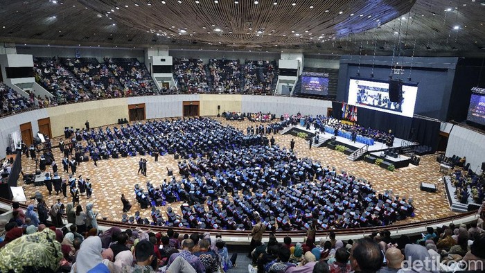 896 Wisudawan Didorong Siap Bersaing di Era Global Universitas Pancasila (UP) menggelar wisuda Semester Gasal Tahun Akademik 2024β2025 di Jakarta, Selasa (20/5/2025), dengan mengukuhkan 896 wisudawan dari berbagai jenjang pendidikan. Acara ini mengusung tema Generasi Muda Cerdas Berintegritas untuk Indonesia Emas.