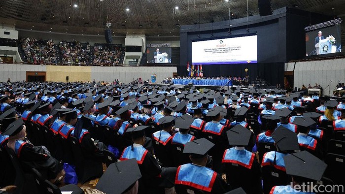896 Wisudawan Didorong Siap Bersaing di Era Global Universitas Pancasila (UP) menggelar wisuda Semester Gasal Tahun Akademik 2024β2025 di Jakarta, Selasa (20/5/2025), dengan mengukuhkan 896 wisudawan dari berbagai jenjang pendidikan. Acara ini mengusung tema Generasi Muda Cerdas Berintegritas untuk Indonesia Emas.