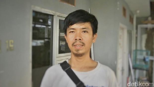 Adam saat bercerita kronologi burung mahalnya yang hilang dicuri