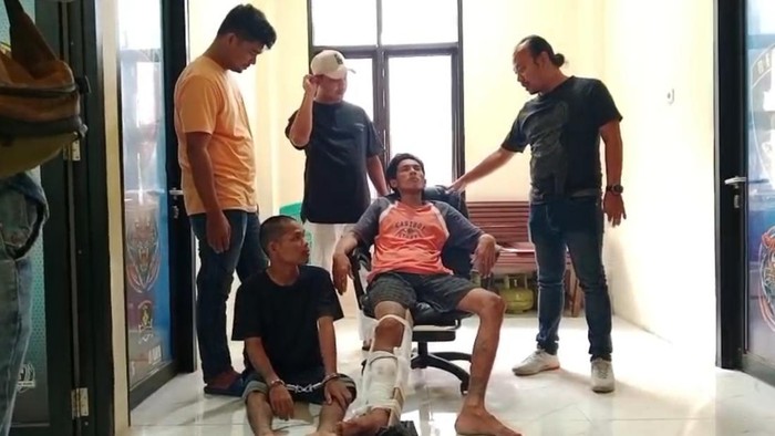 Agus dan Tian dihadirkan saat rilis kasus di Polsek Sako.