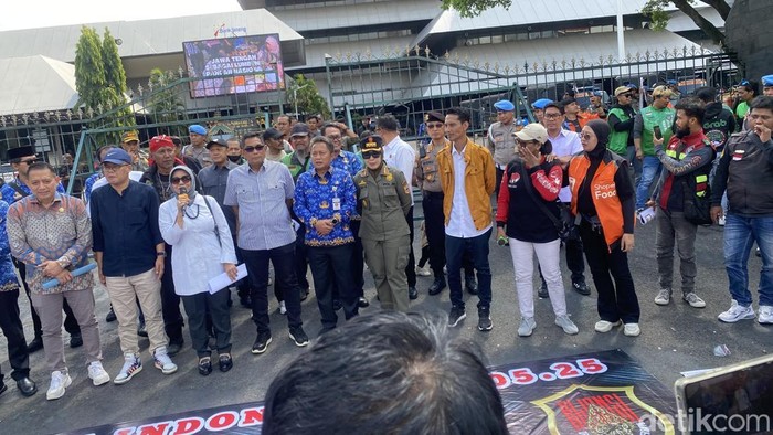 Aksi demo pengemudi ojek online di halaman Kantor Gubernur Jateng, Kecamatan Semarang Selatan, Selasa (20/5/2025). Massa ditemui pejabat Dishub dan perwakilan DPRD.