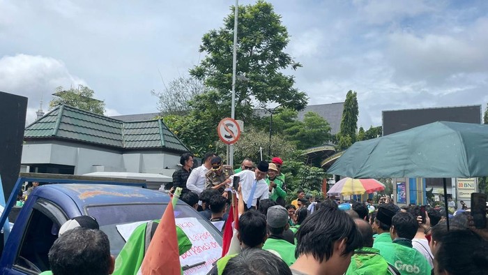 Aksi driver ojol dan taksi online di Samarinda.