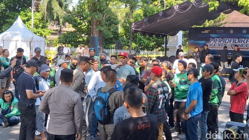 Aksi massa ratusan komunitas ojol di depan Kantor Gubernur NTB, Selasa siang (20/5/2025).