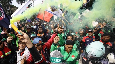 Aksi Ojol Kuasai Jalan Merdeka Selatan