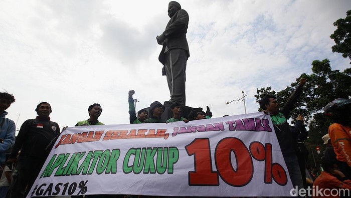 Aksi Ojol Kuasai Jalan Merdeka Selatan Ratusan ojol demo di Patung Kuda tuntut komisi 10% dan desak pemerintah sahkan UU Transportasi Online. Jalan Medan Merdeka pun dikuasai para ojol.