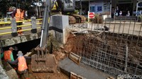 Proyek ini membuat sebagian ruas jalan ditutup. Turap yang kuat dan kokoh memperpanjang masa pakai saluran serta menjaga fungsinya tetap optimal.
