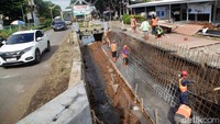 Dinding saluran air di tempat tersebut diketahui sudah mengalami keretakan sehingga perlu diperbaiki. Dinding saluran yang baik membantu mengarahkan aliran air secara lancar, mengurangi risiko genangan atau banjir.