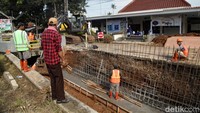 Petugas memperbaiki turap di perumahan kawasan Pamulang, Tangsel, Banten, Selasa (20/5/2025). Turap berfungsi sebagai penahan tanah agar tidak runtuh ke dalam saluran, terutama saat debit air tinggi.