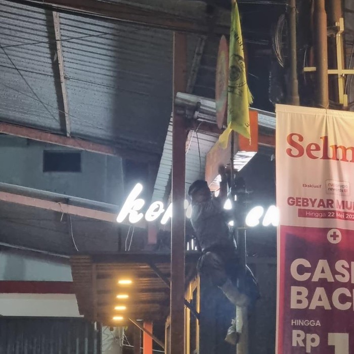Aparat gabungan di Sawangan, Kota Depok menertibkan atribut organisasi kemasyarakatan (ormas) yang mengganggu di fasilitas umum. (dok Istimewa)