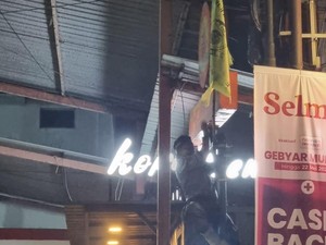 Aparat Copot Puluhan Bendera Ormas yang Ganggu Ruang Publik di Depok