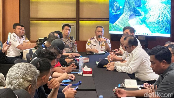 Audiensi dengan massa pendemo di Kantor Gubernur Jatim.