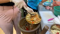 Banyak bumbu masakan Thailand buatan Nana ini diimpor langsung dari Thailand. Menurutnya, jika menggunakan bahan dari Indonesia cita rasanya berbeda. Foto: detikFood/Yenny Mustika Sari