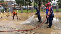 Petugas Damkar Trenggalek membersihkan lumpur sisa banjir di RSUD dr Soedomo Trenggalek