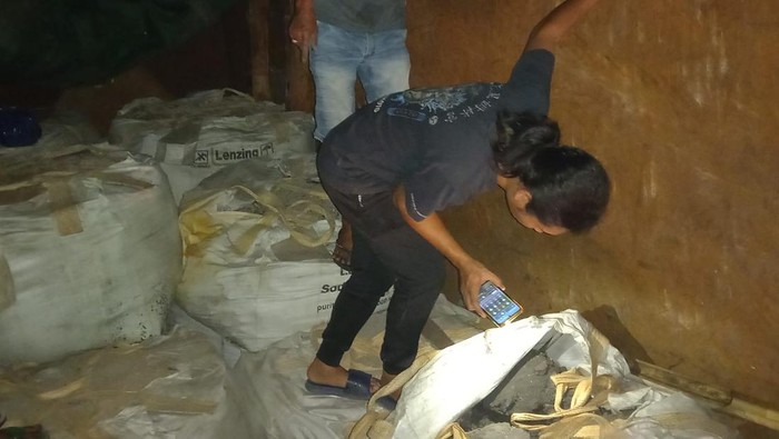 Barang bukti truk bermuatan 25 ton slag timah/abu back house yang diamankan di Pelabuhan Pangkalbalm,.