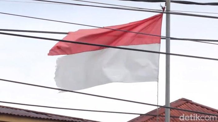 Bendera merah putih yang berkibar di Kantor Disnaker Parepare.