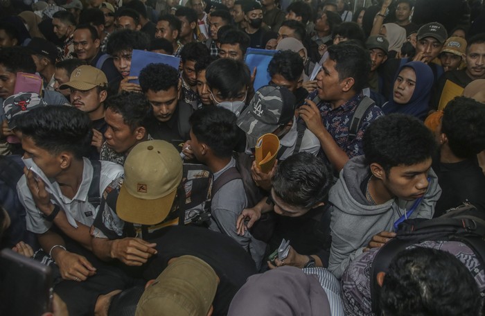 Pencari kerja berdesakan untuk melakukan registrasi pada Job Fair di Hotel Bela Ternate, Maluku Utara, Selasa (20/5/2025). Pemprov Maluku Utara melalui Dinas Ketenagakerjaan dan Transmigrasi menggelar Job Fair 2025 dari tanggal 20-21 Mei dengan menyediakan sebanyak 2.368 lowongan kerja dan 21 perusahaan nasional maupun lokal yang siap merekrut tenaga kerja di berbagai bidang sebagai upaya untuk mengurangi angka pengangguran. ANTARA FOTO/Andri Saputra/foc.