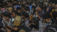 Pencari kerja berdesakan untuk melakukan registrasi pada Job Fair di Hotel Bela Ternate, Maluku Utara, Selasa (20/5/2025).