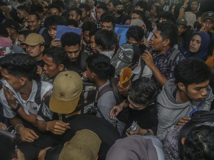 Berdesakan demi Dapat Kerja di Job Fair Maluku Utara