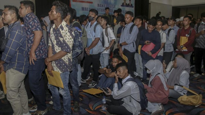 Berdesakan demi Dapat Kerja di Job fair Maluku Utara Pencari kerja berdesakan untuk melakukan registrasi pada Job Fair di Hotel Bela Ternate, Maluku Utara, Selasa (20/5/2025). Pemprov Maluku Utara melalui Dinas Ketenagakerjaan dan Transmigrasi menggelar Job Fair 2025 dari tanggal 20-21 Mei dengan menyediakan sebanyak 2.368 lowongan kerja dan 21 perusahaan nasional maupun lokal yang siap merekrut tenaga kerja di berbagai bidang sebagai upaya untuk mengurangi angka pengangguran. ANTARA FOTO/Andri Saputra/foc.