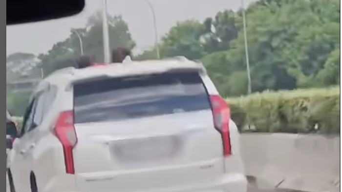 Bocah nongol dari sunroof