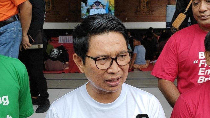 Bupati Badung, I Wayan Adi Arnawa, seusai meluncurkan program Bimbingan Belajar Bahasa Inggris Gratis di Desa Bongkasa Pertiwi, Kecamatan Abiansemal, Selasa (20/5/2025). (Agus Eka/detikBali)