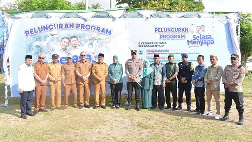Bupati Bima, Ady Mahyudi bersama Forkompinda saat peluncuran program Selasa Menyapa di Lapangan Desa Rato, Kecamatan Lambu, Kabupaten Bima, Selasa (20/5/ 2025). (Istimewa)