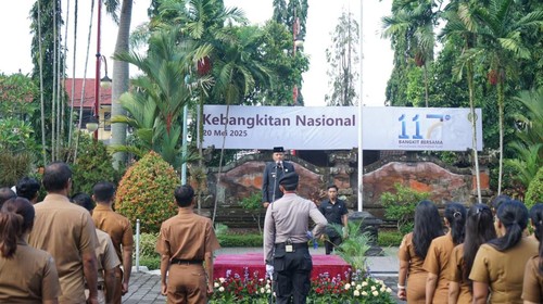 Bupati Gianyar, I Made Agus Mahayastra, memimpin upacara Harkitnas ke-117 di kantornya, Selasa (20/5/2025). (Dok. Pemkab Gianyar)