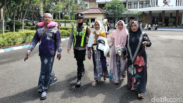 Bupati Setyo Wahono memberangkatkan calon haji asal Bojonegoro dari Pendowo Malowopati.