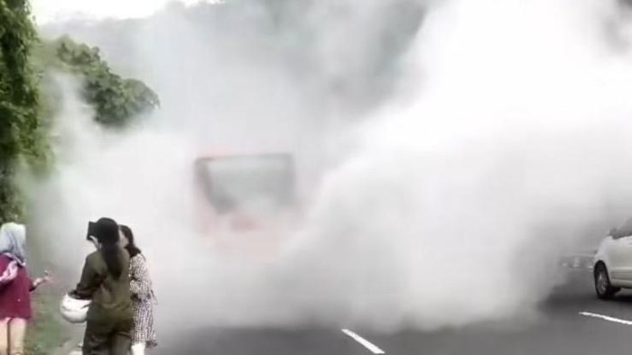 Bus Trans Semarsng mengalami mesin diesel runaway sehingga mengeluarkan asap putih di Tanjakan Gombel, Kecamatan Banyumanik, Selasa (20/5/2025).