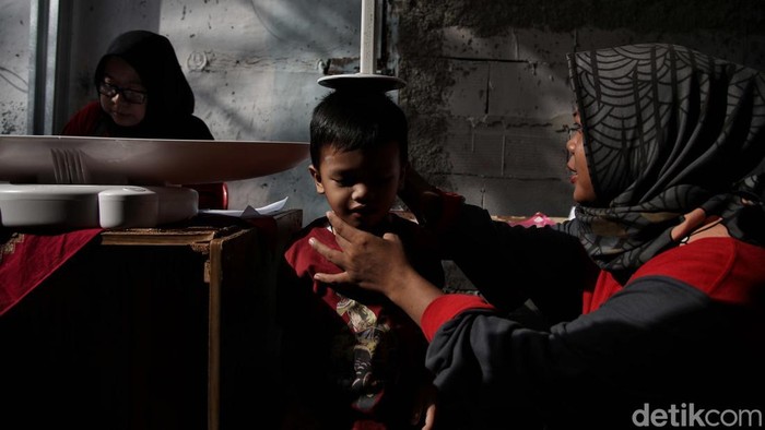 Sejumlah warga dari Dasa Wisam melakukan kegiatan posyandu di kawasan Semper Barat, Cilincing, Jakarta Utara, Selasa (20/5/2025). Kegiatan ini rutin dilakukan dengan tujuan memeriksa kesehatan balita dan mencegah terjadinya stunting.