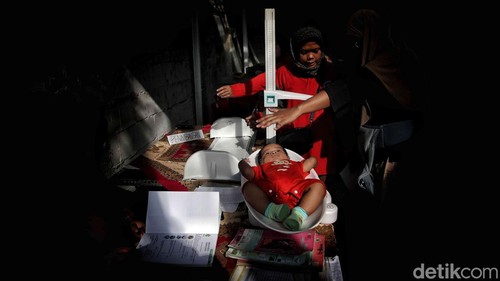 Sejumlah warga dari Dasa Wisam melakukan kegiatan posyandu di kawasan Semper Barat, Cilincing, Jakarta Utara, Selasa (20/5/2025). Kegiatan ini rutin dilakukan dengan tujuan memeriksa kesehatan balita dan mencegah terjadinya stunting.