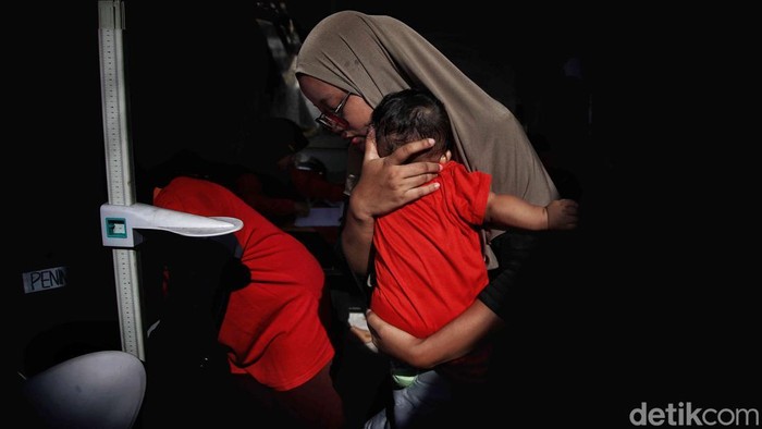 Sejumlah warga dari Dasa Wisam melakukan kegiatan posyandu di kawasan Semper Barat, Cilincing, Jakarta Utara, Selasa (20/5/2025). Kegiatan ini rutin dilakukan dengan tujuan memeriksa kesehatan balita dan mencegah terjadinya stunting.