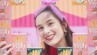 Sebagai bintang iklan Pocky, Chelsea sering berpose dengan produk stik cokelat itu. Ini salah satu contohnya ketika berpose dengan 4 varian Pocky. Foto: Instagram @chelseaislan