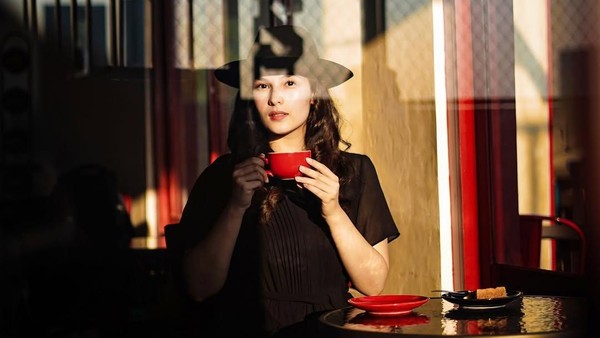 Potret Chelsea Islan Ngopi dan Ngeteh Cantik di Kafe