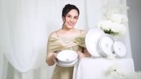 Sebagai aktris ternama, Chelsea Islan juga banyak ditunjuk sebagai brand ambassador. Salah satunya untuk produk peralatan makan mewah. Foto: Instagram @chelseaislan