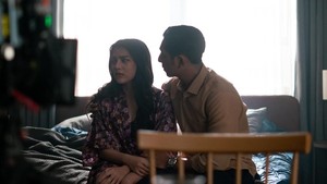 Arya Saloka berperan sebagai Jefri, seorang dosen yang menjalin hubungan terlarang dengan mahasiswinya, Sarah, yang diperankan oleh Davina Karamoy. Foto: dok Falcon Pictures