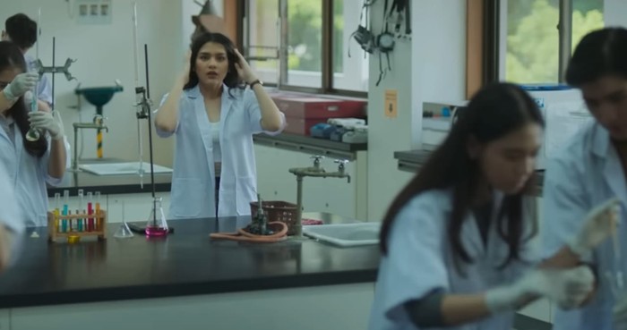 Davina Karamoy dan Arya Saloka di film Dendam Malam Kelam