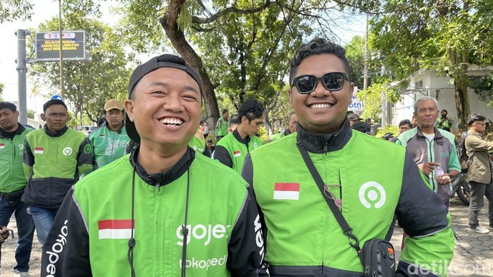 Roni (kiri) dan Teguh (kanan), dua ojek online (ojol) yang ditemui di tengah demonstrasi di DPRD Solo, Selasa (20/5/2025).