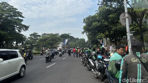 Demo driver ojol di Surabaya