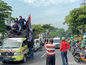 Massa Demo Ojol Mulai Padati Jalan A Yani Surabaya, Waspada Kepadatan!